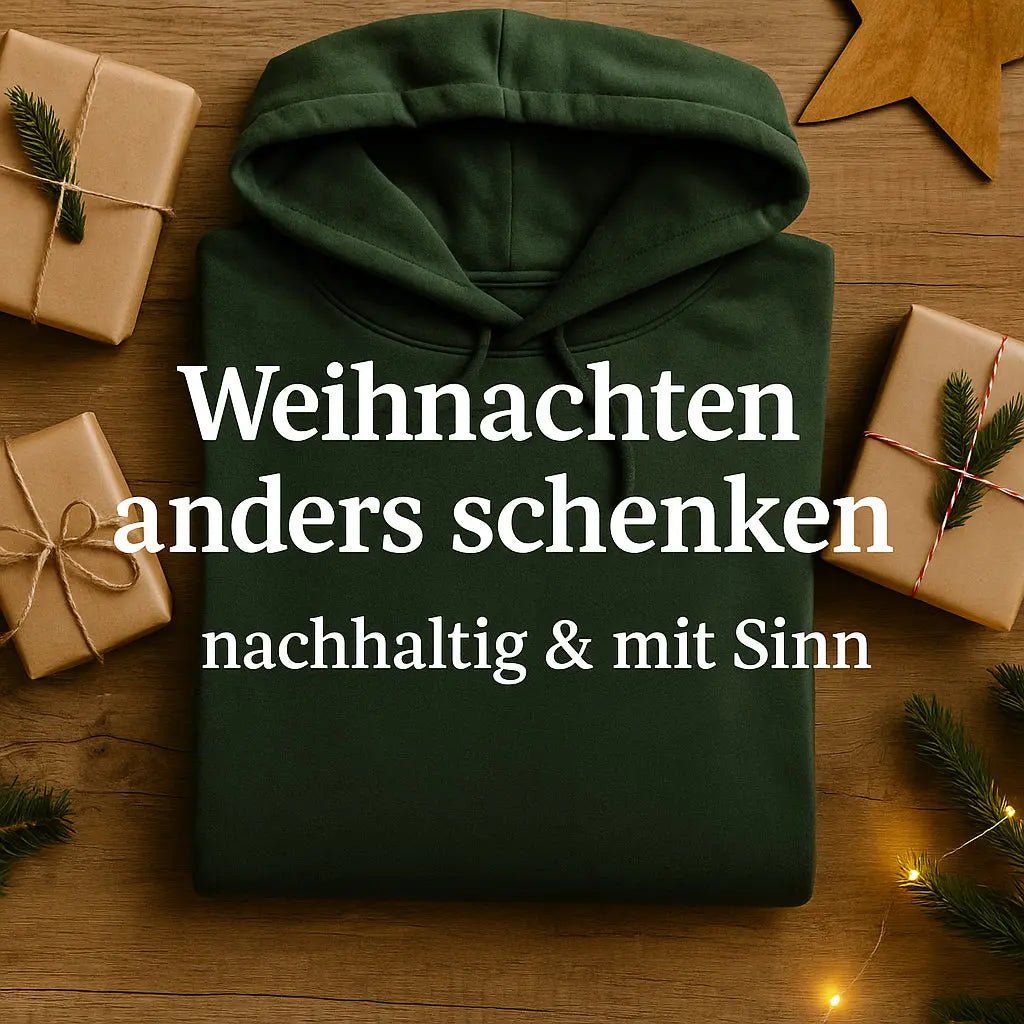 Weihnachtlich verpacktes Geschenk in Grün mit Tannenzweigen und Lichtern - Symbol für nachhaltiges und bewusstes Schenken.