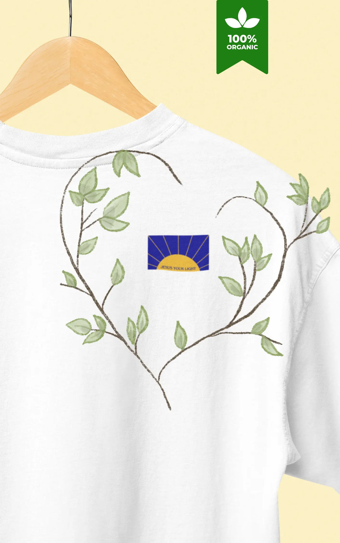 Weißes nachhaltiges T-Shirt mit Pflanzenmotiv in Herzform - Verbindung von Glaube und umweltbewusster Mode.