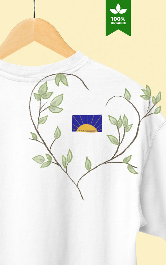 Weißes nachhaltiges T-Shirt mit Pflanzenmotiv in Herzform - Verbindung von Glaube und umweltbewusster Mode.