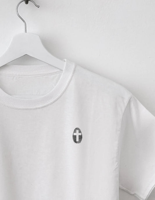 Weißes christliches T-Shirt mit kleinem Kreuz-Detail auf der Brust, minimalistisch und modern