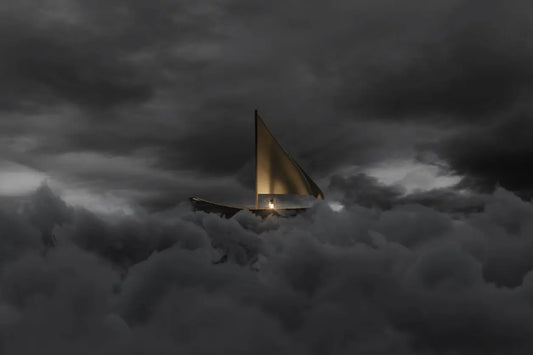 Segelboot in dunklem Sturm als Symbol für Glauben, Hoffnung und Gottes Nähe in schweren Zeiten.